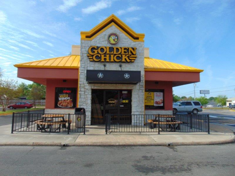 Golden Chick storefront.  Your local Golden Chick fast food restaurant in Paris, Texas