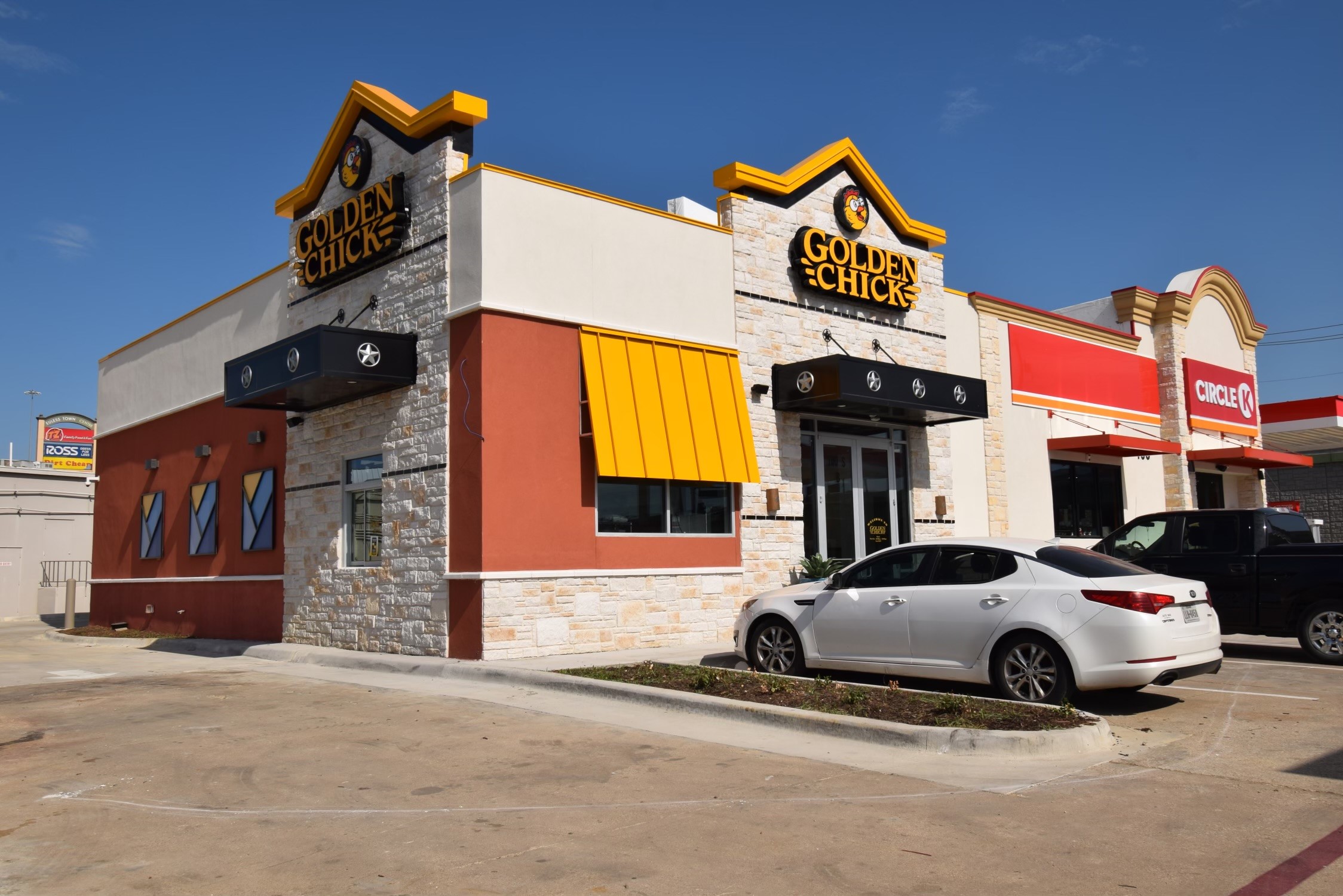 Golden Chick storefront.  Your local Golden Chick fast food restaurant in Euless, Texas