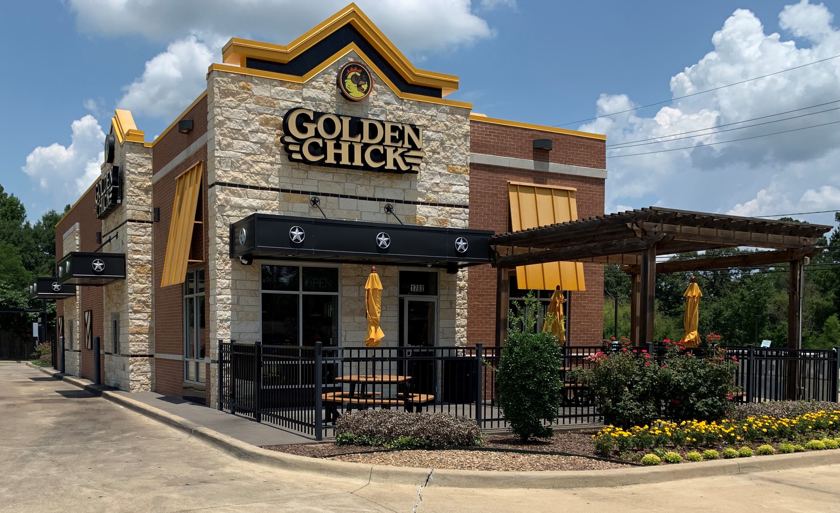 Golden Chick storefront.  Your local Golden Chick fast food restaurant in Marshall, Texas