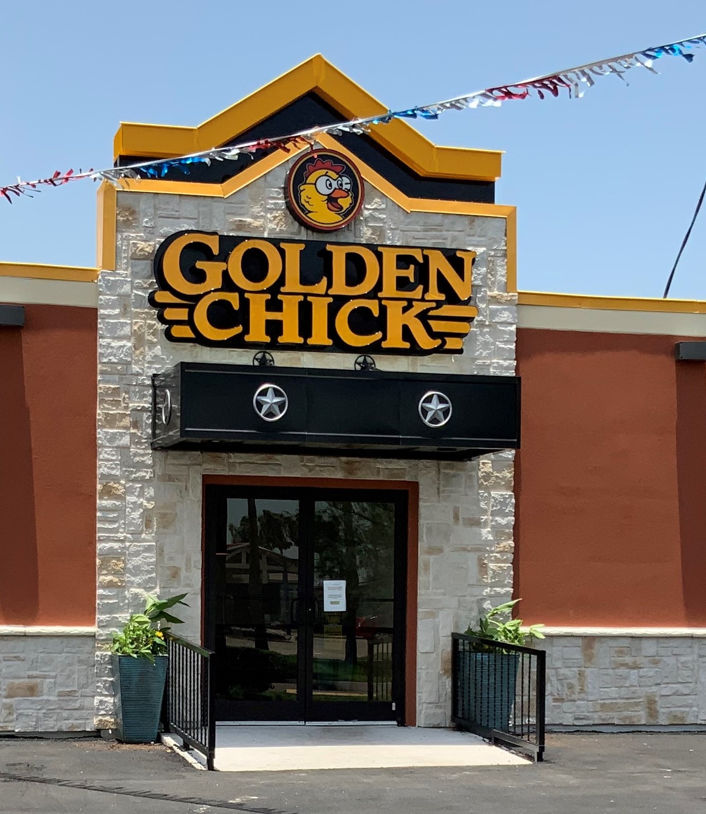 Golden Chick storefront.  Your local Golden Chick fast food restaurant in La Joya, Texas