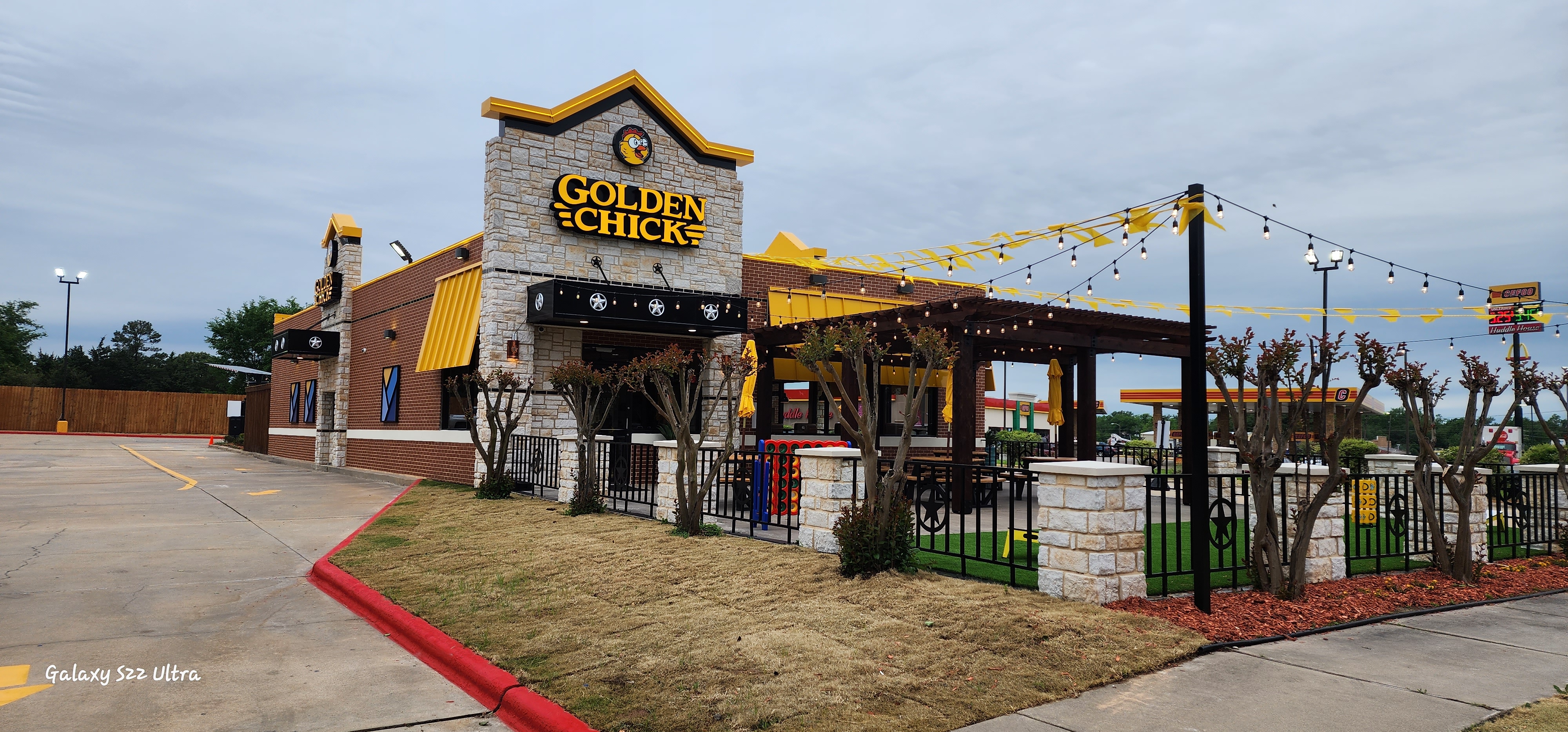 Golden Chick storefront.  Your local Golden Chick fast food restaurant in Mt. Vernon, Texas