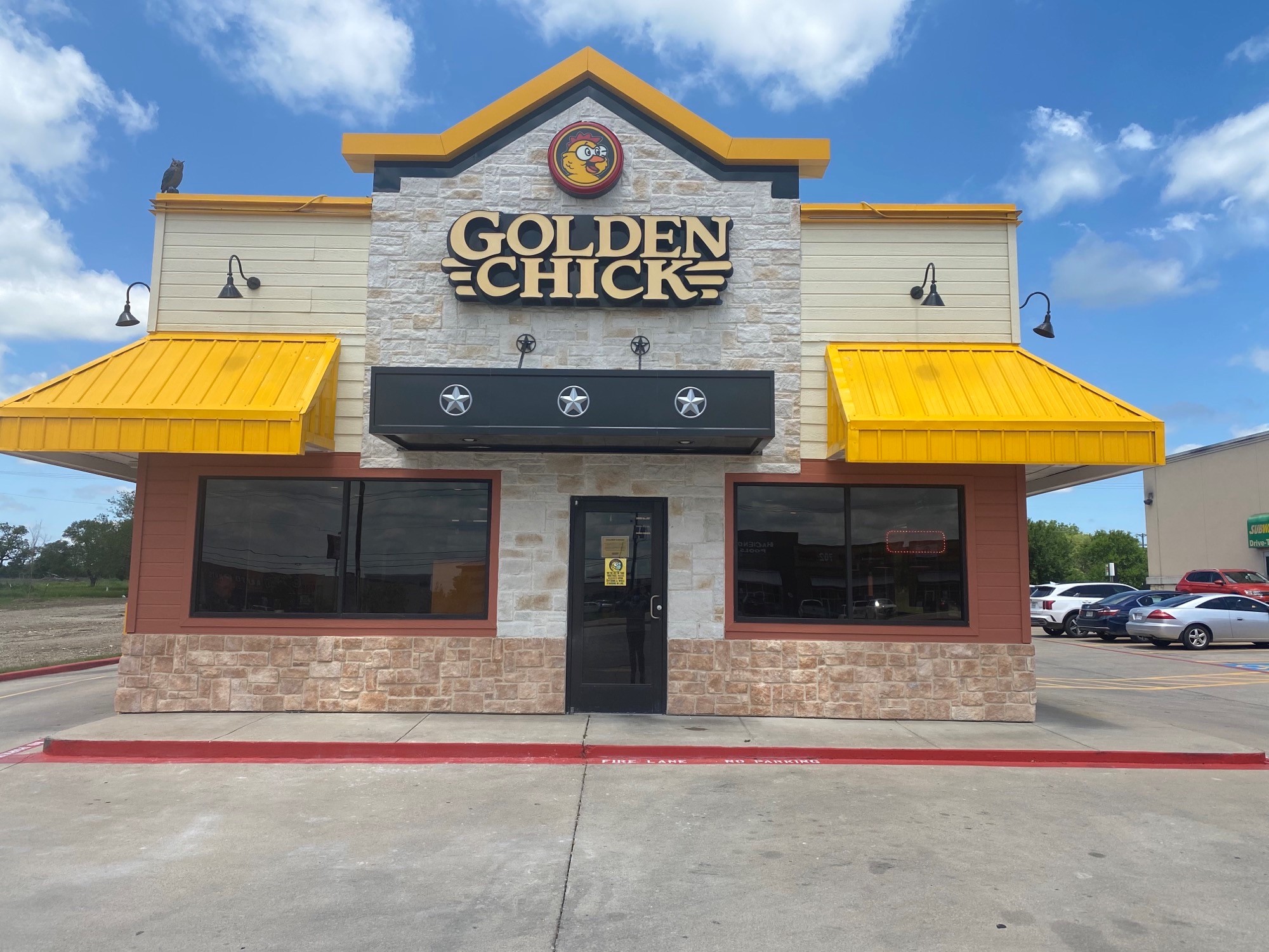 Golden Chick storefront.  Your local Golden Chick fast food restaurant in Hudson Oaks, Texas