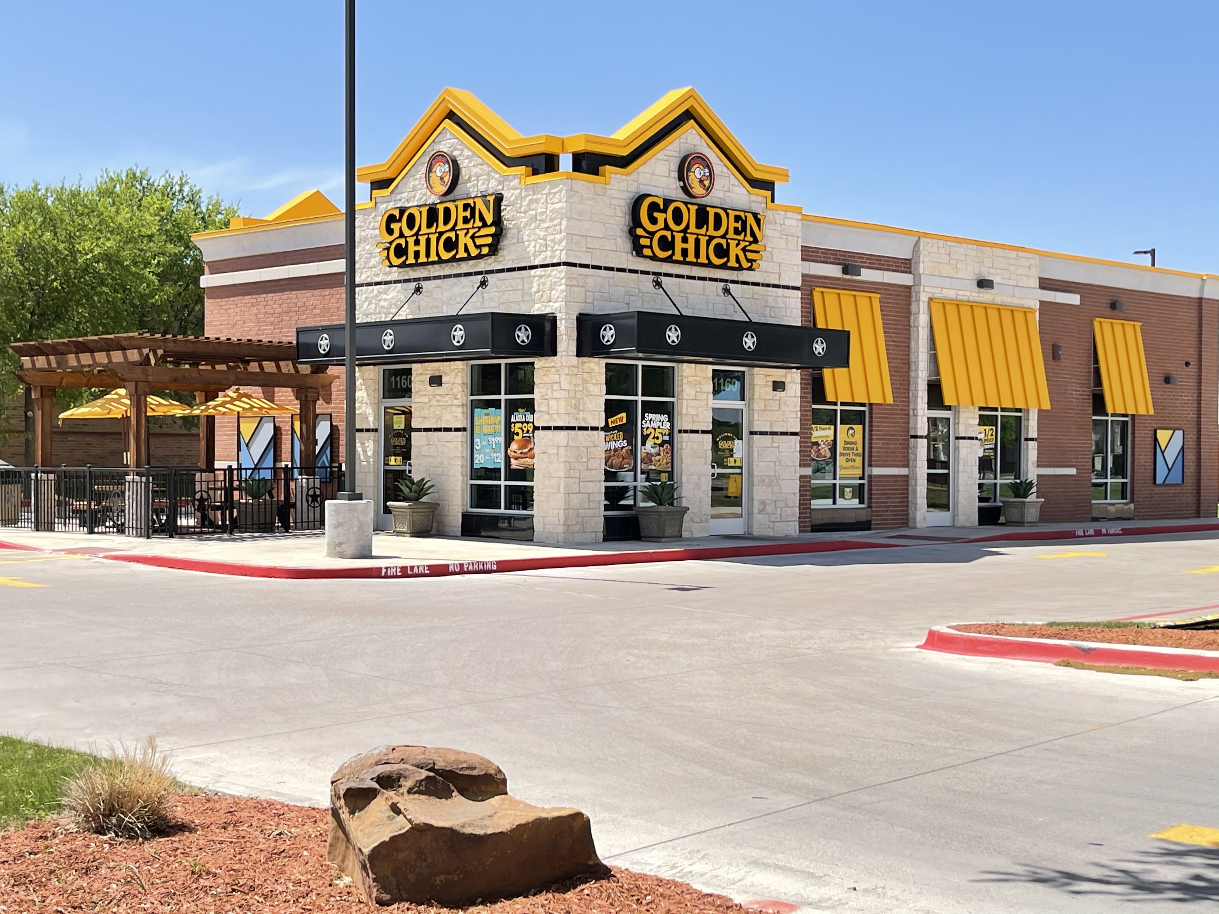 Golden Chick storefront.  Your local Golden Chick fast food restaurant in Granbury, Texas