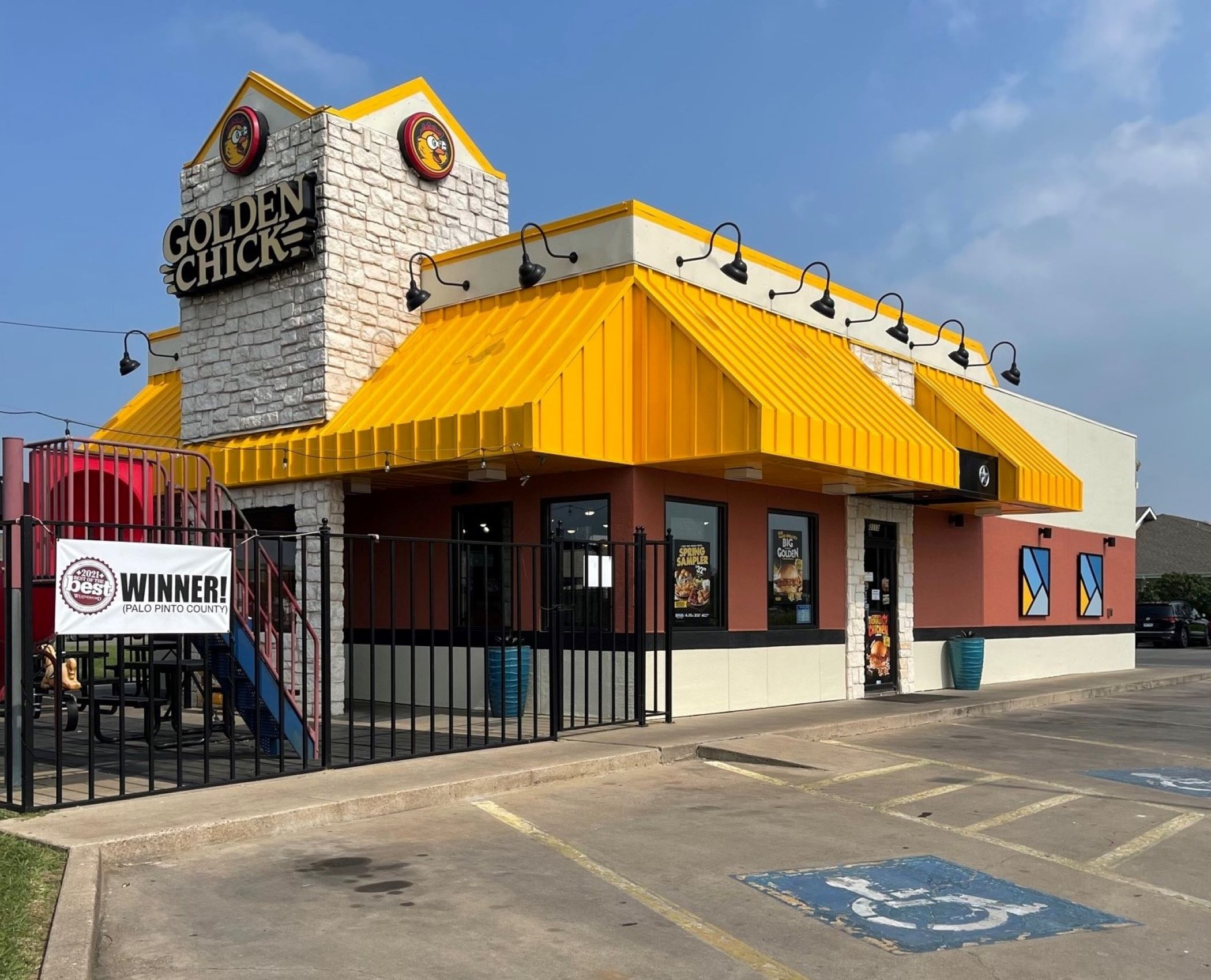 Golden Chick storefront.  Your local Golden Chick fast food restaurant in Mineral Wells, Texas