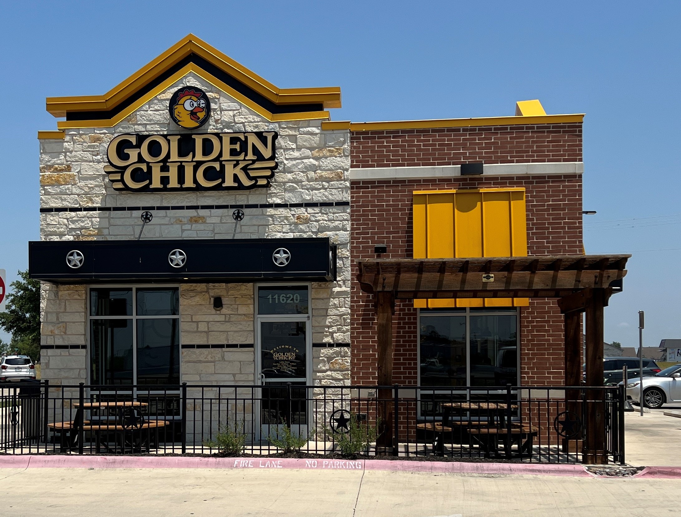 Golden Chick storefront.  Your local Golden Chick fast food restaurant in Jarrell, Texas