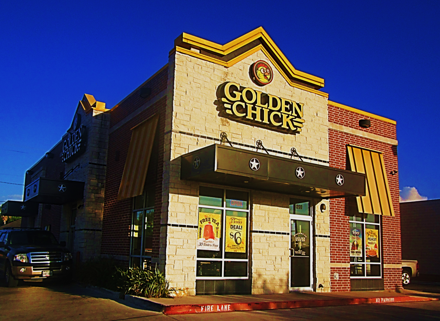 Golden Chick storefront.  Your local Golden Chick fast food restaurant in Alton, Texas