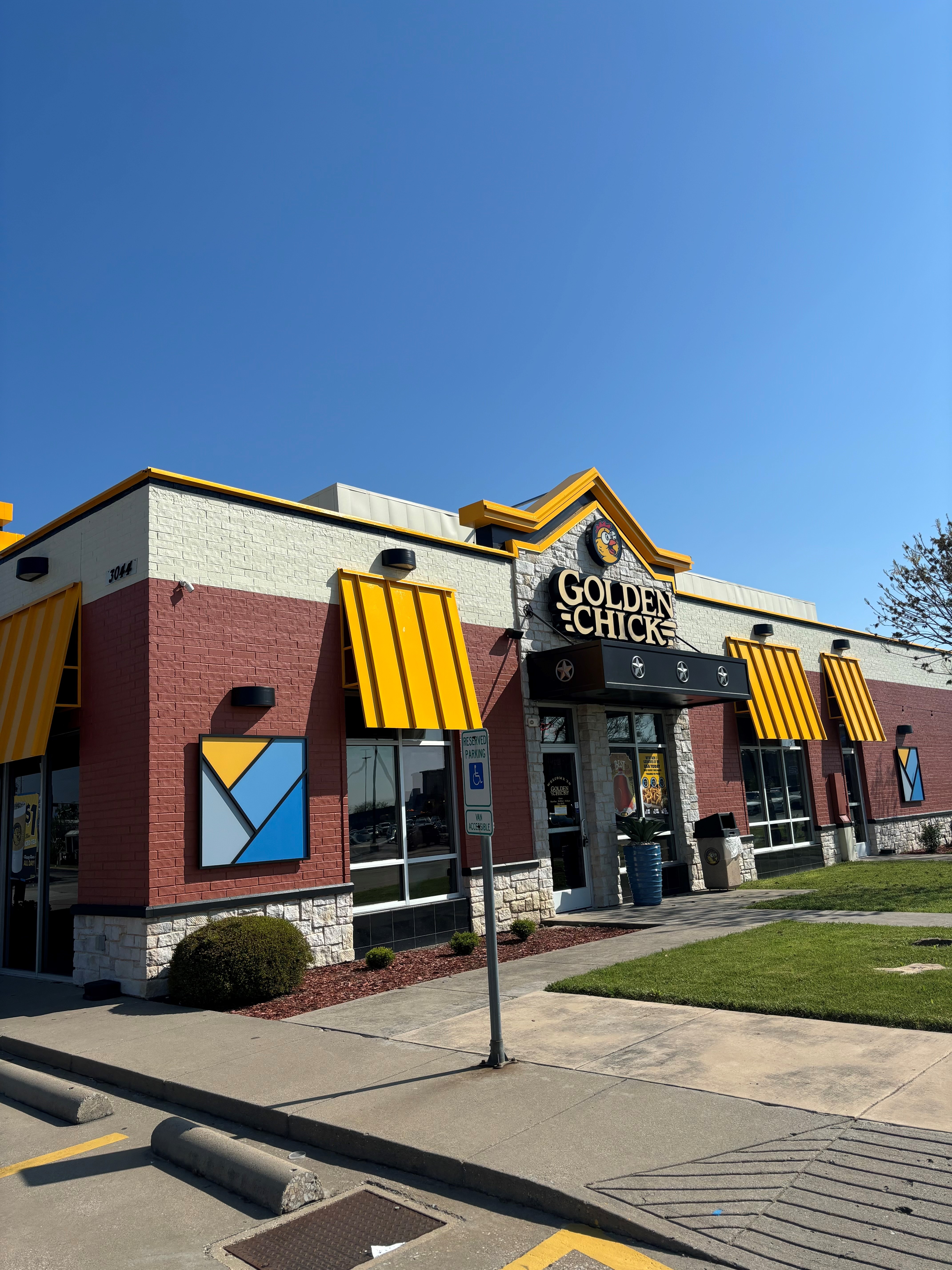 Golden Chick storefront.  Your local Golden Chick fast food restaurant in Carrollton, Texas