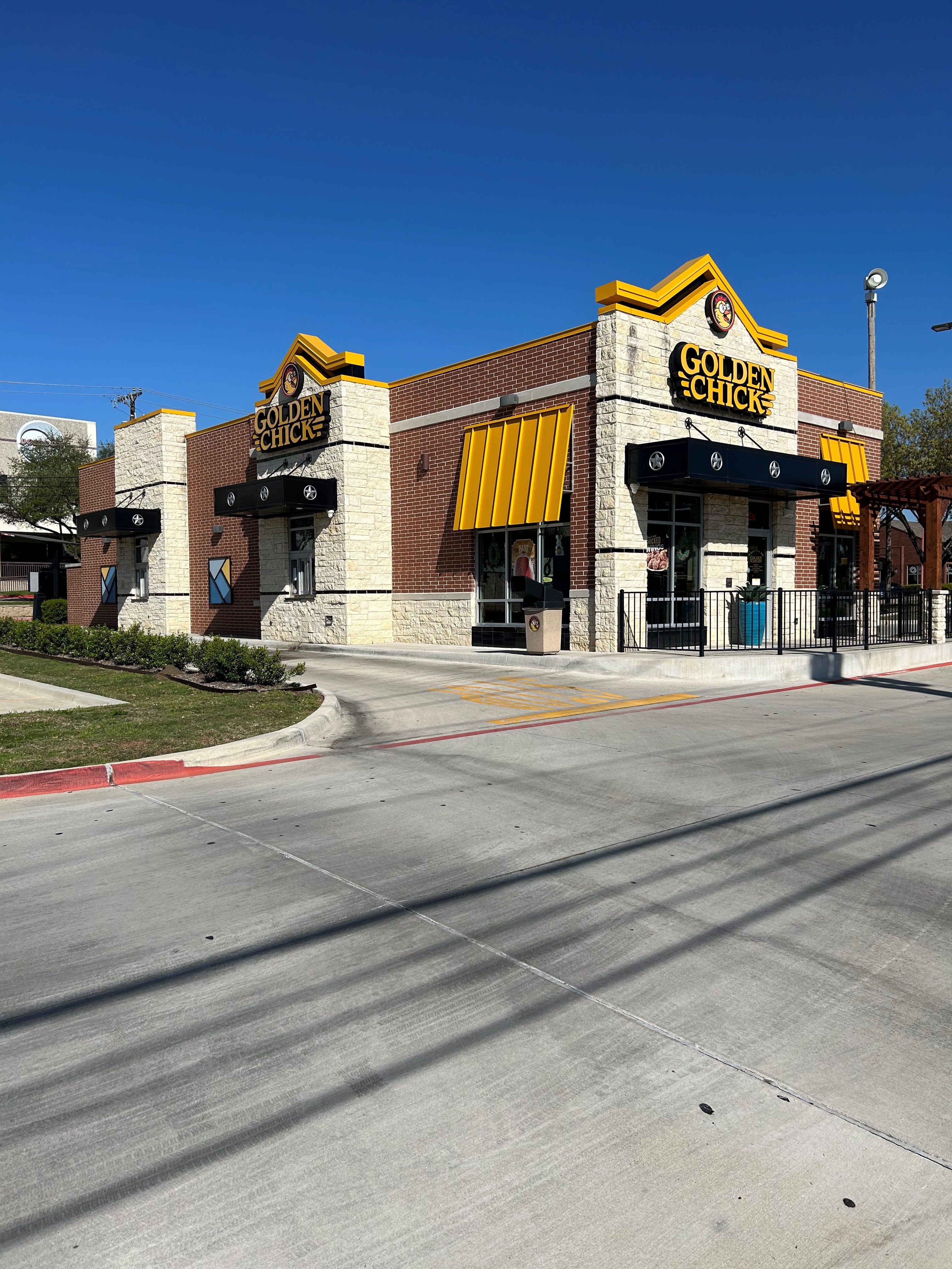 Golden Chick storefront.  Your local Golden Chick fast food restaurant in Arlington, Texas