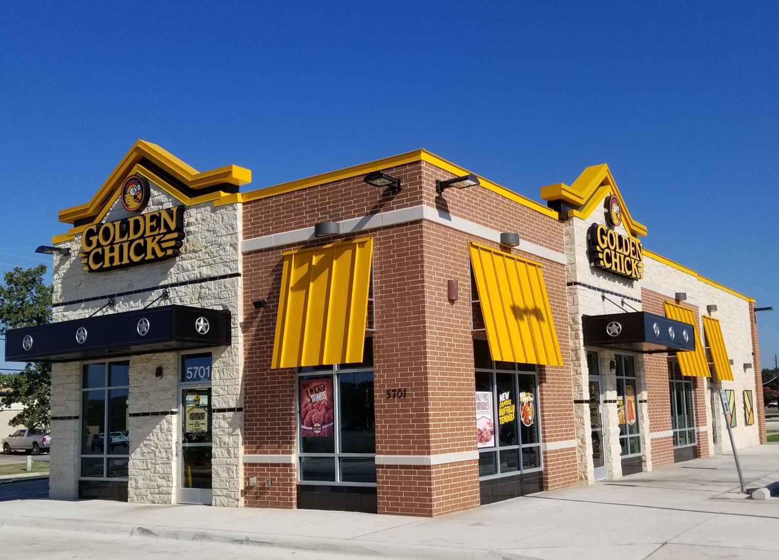 Golden Chick storefront.  Your local Golden Chick fast food restaurant in Fort Worth, Texas