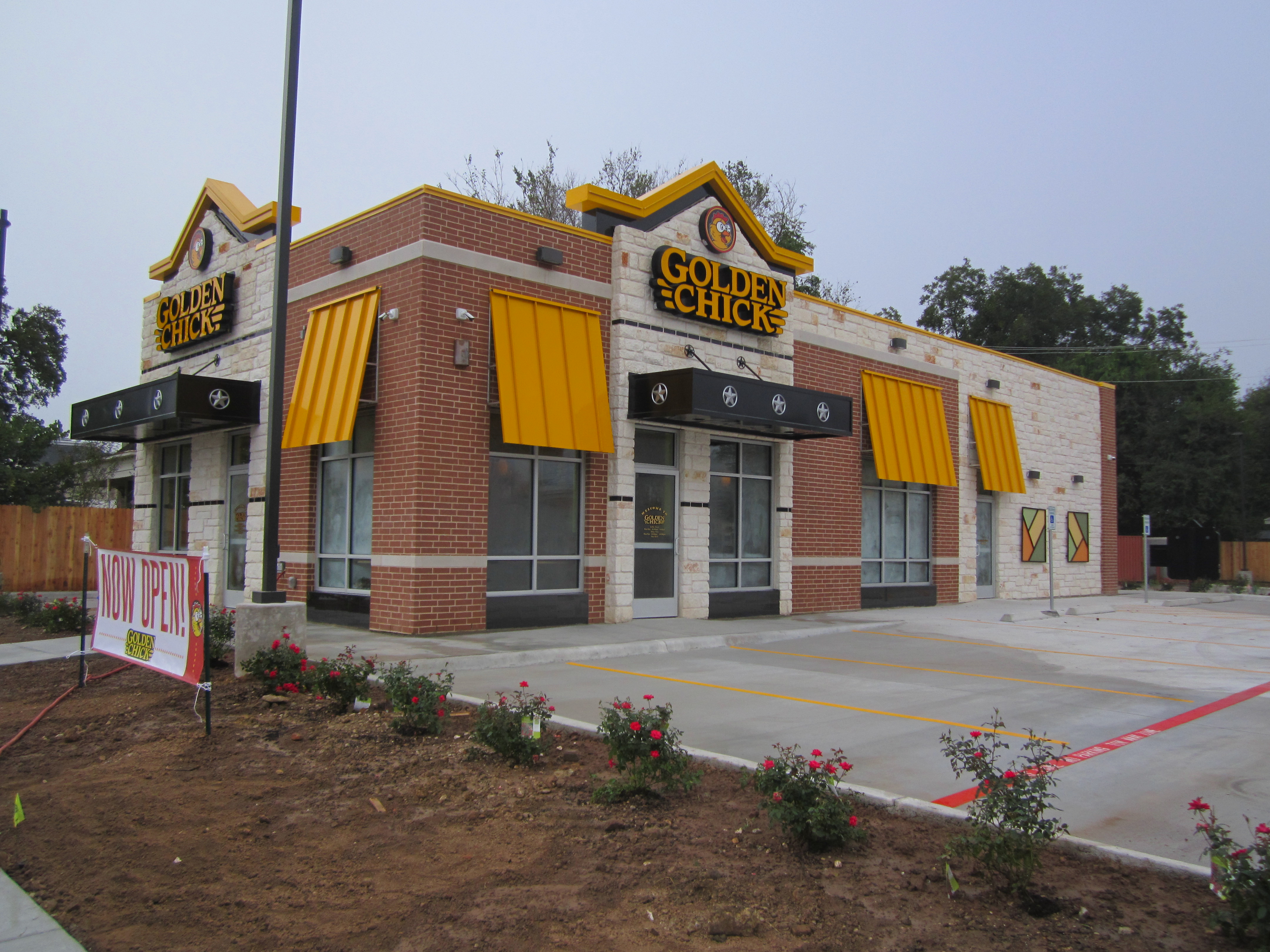 Golden Chick storefront.  Your local Golden Chick fast food restaurant in Gonzales, Texas