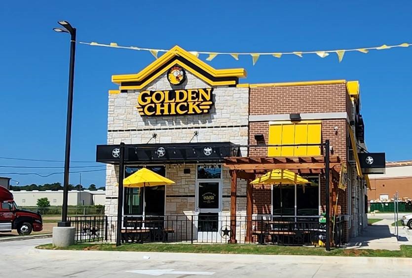 Golden Chick storefront.  Your local Golden Chick fast food restaurant in Texarkana, Texas