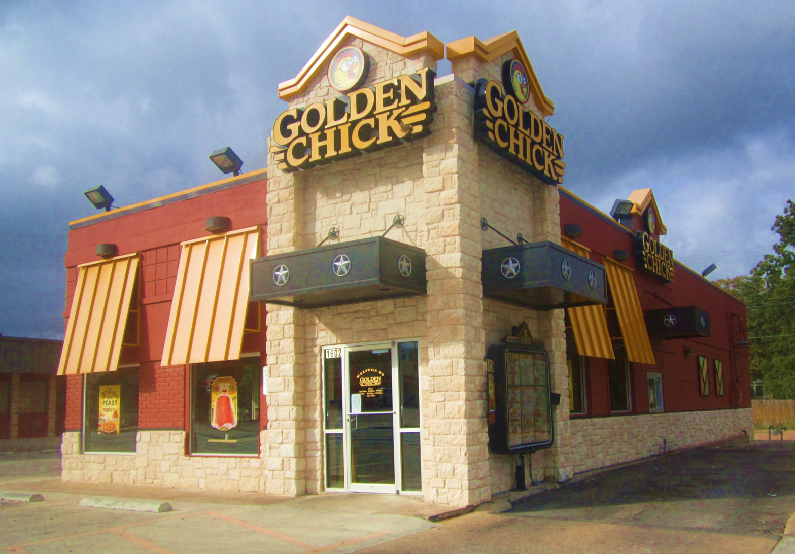 Golden Chick storefront.  Your local Golden Chick fast food restaurant in Brady, Texas