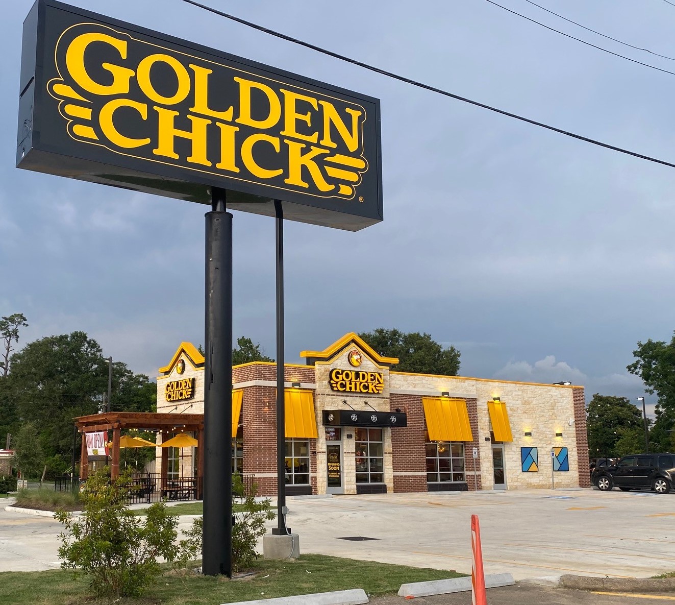 Golden Chick storefront.  Your local Golden Chick fast food restaurant in Orange, Texas