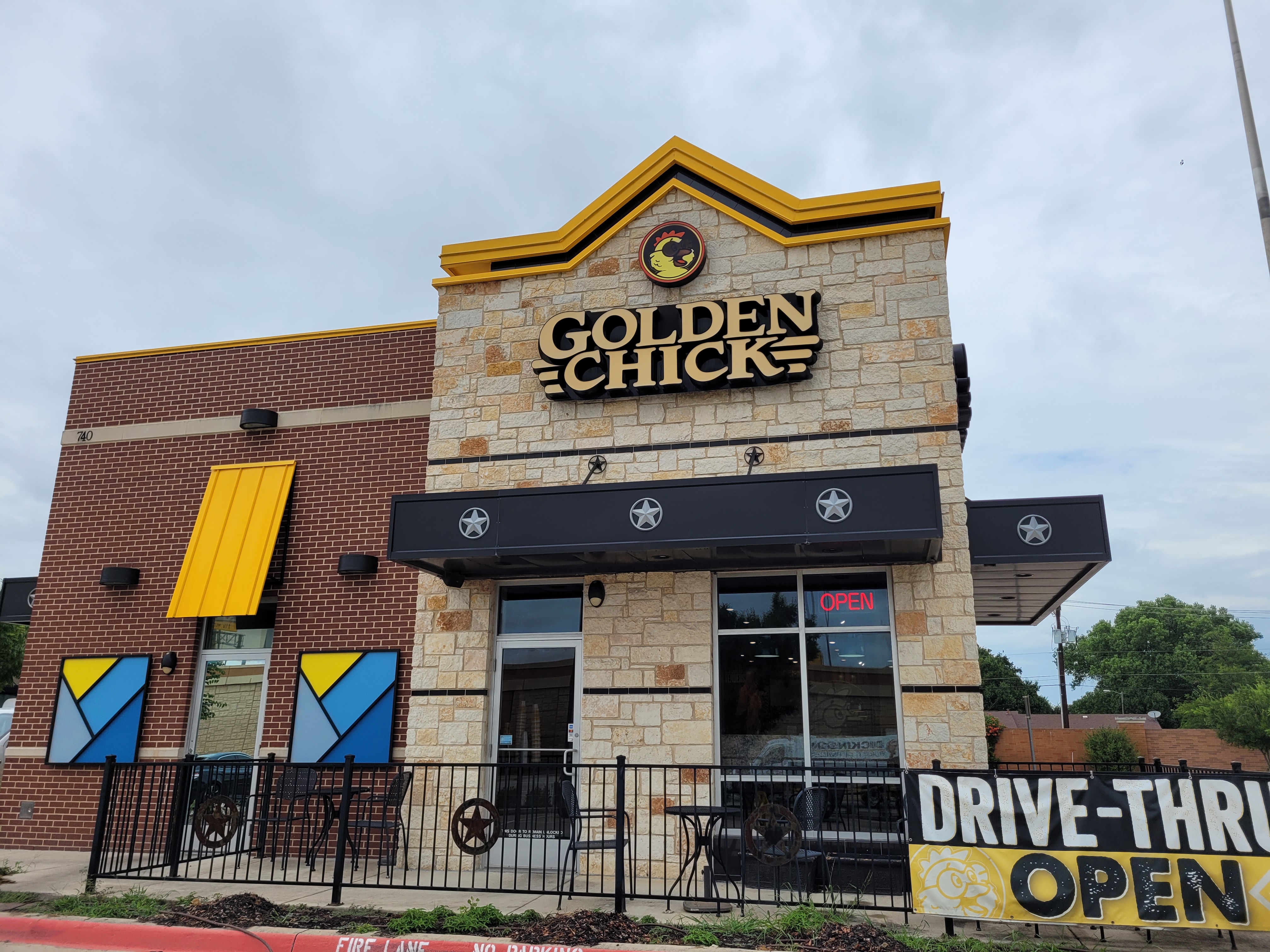 Golden Chick storefront.  Your local Golden Chick fast food restaurant in Hurst, Texas