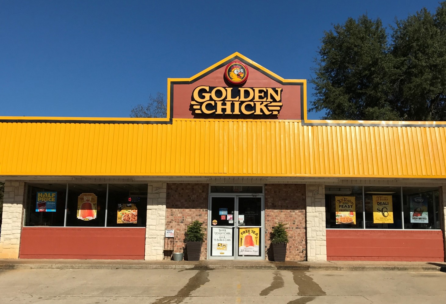 Golden Chick storefront.  Your local Golden Chick fast food restaurant in Mineola, Texas